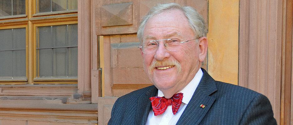 Mehr über den Artikel erfahren Früherer Unikanzler Bruno Forster verstorben